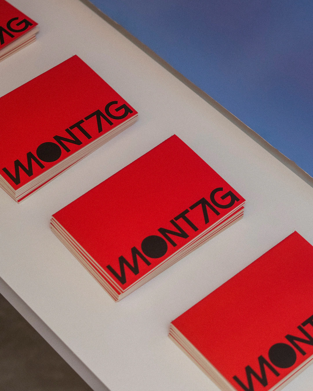 Materiais impressos vermelhos com a identidade do Montag Club.